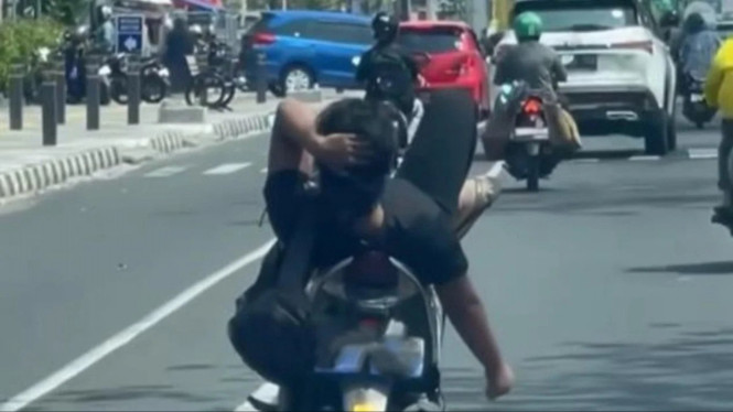 Viral pemotor berkendara sambil rebahan