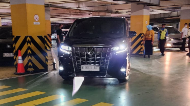 Mobil Toyota Alphard yang diduga angku Mentan Syahrul Yasin Limpo