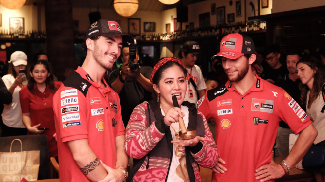 Mbak Rara bersama Pecco Bagnaia dan Enea Bastianini
