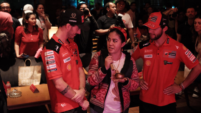 Mbak Rara bersama Pecco Bagnaia dan Enea Bastianini