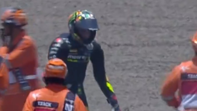 Marco Bezzecchi jatuh di MotoGP Mandalika