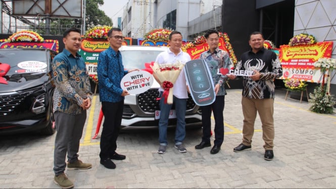 Penyerahan unit di diler Chery Palmerah