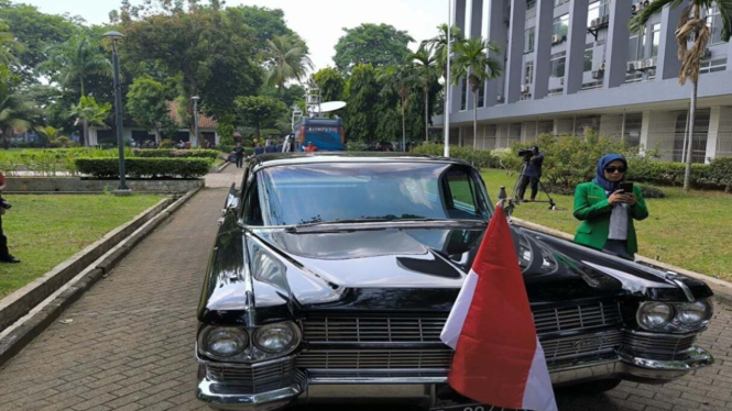 Mobil Cadillac Fleetwood 75 Limousine antar Ganjar-Mahfud MD