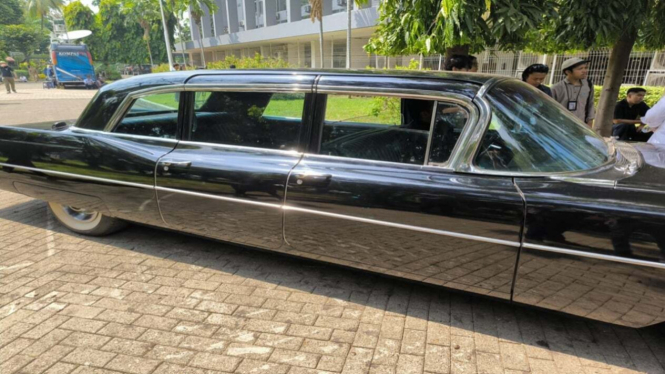 Mobil Cadillac Fleetwood 75 Limousine antar Ganjar-Mahfud MD