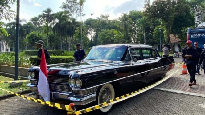 Mobil Cadillac Fleetwood 75 Limousine antar Ganjar-Mahfud MD
