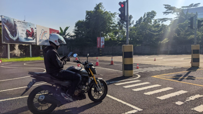 Bahaya pemotor pakai smartphone di jalan