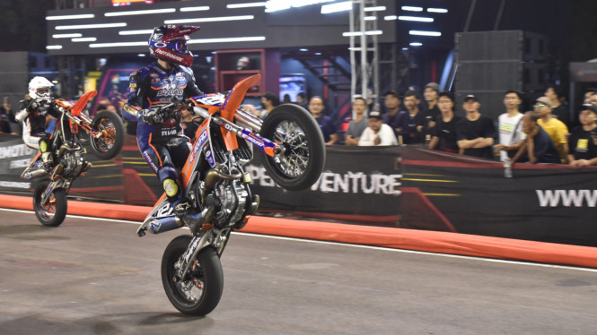 Pembalap Farudilla Adam di Supermoto Race Kejurnas 2023