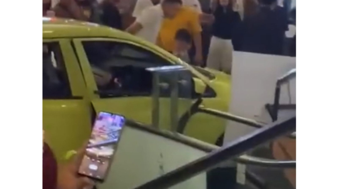 Honda Brio menabrak pengunjung dalam pameran di mall