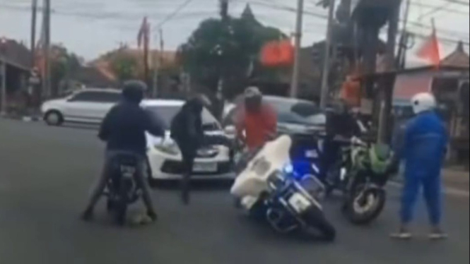 Pengendara Harley-Davidson dan Kawasaki Ninja baku pukul.