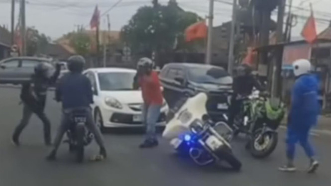 Pengendara Harley-Davidson dan Kawasaki Ninja baku pukul.