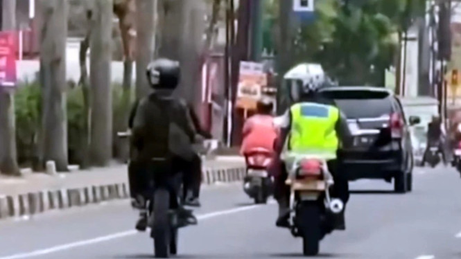 Polisi mengejar pengendara motor
