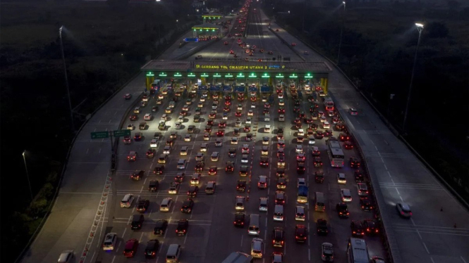 Kondisi jalan tol di malam hari
