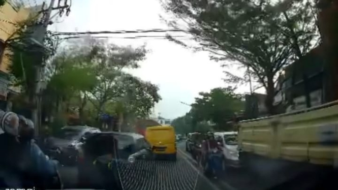 Viral pengemudi tidurkan 2 bayi di bagasi mobil tanpa pintu