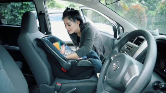Tips aman membawa bayi di mobil