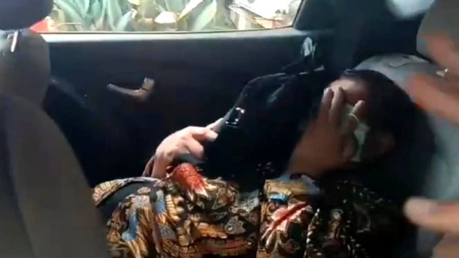 Firli Bahuri ngumpet di mobil dan tutupi wajah pakai tas