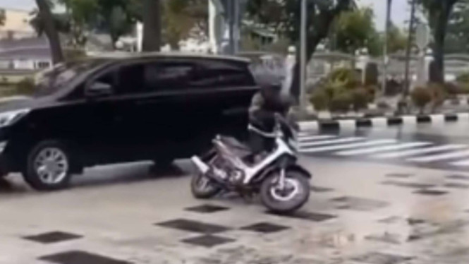 Jalan keramik medan licin