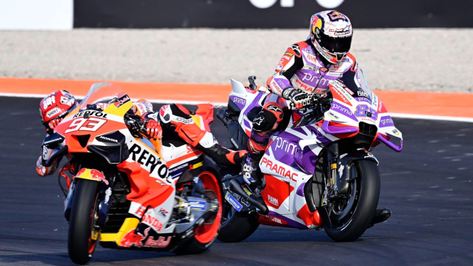 Jorge Martin saat menabrak Marc Marquez