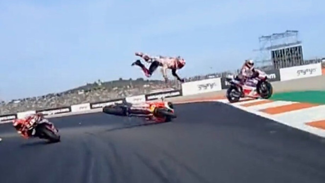 Jorge Martin saat menabrak Marc Marquez