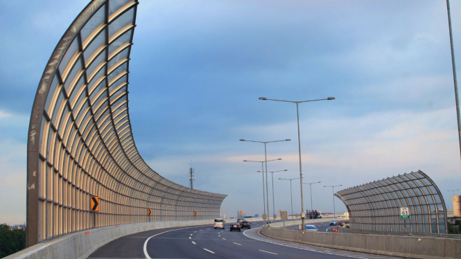sound barrier di jalan tol.