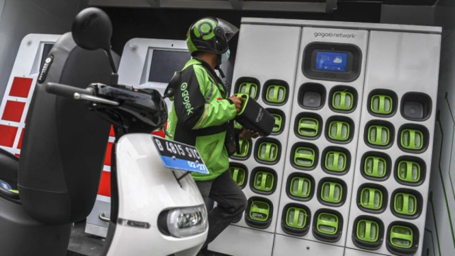 Swap baterai motor listrik di SPBU