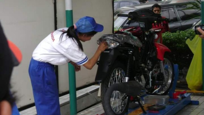 Banyak wanita kerja di bengkel motor Honda