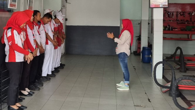 Banyak wanita jadi teknisi di bengkel motor Honda