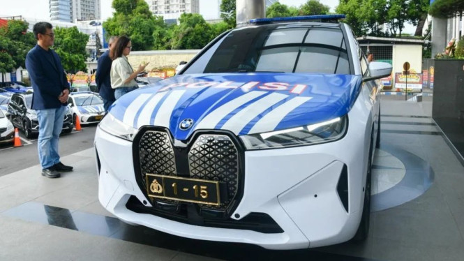 Hibah Mobil listrik BMW iX ke Kakorlantas Polri