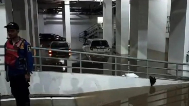 Mobil terendam banjir di Apartemen Serpong Garden