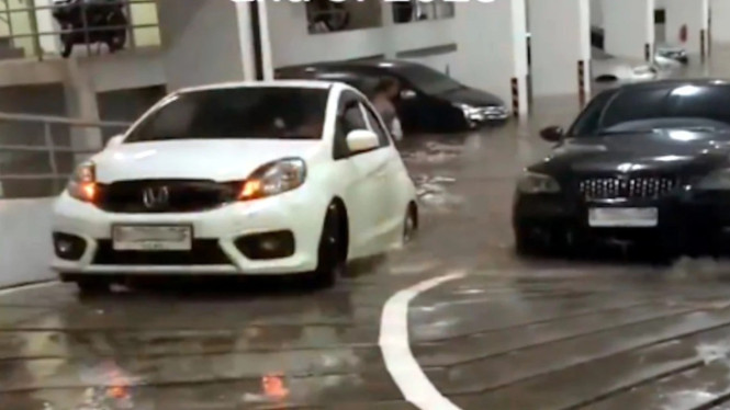 Mobil terendam banjir di Apartemen Serpong Garden
