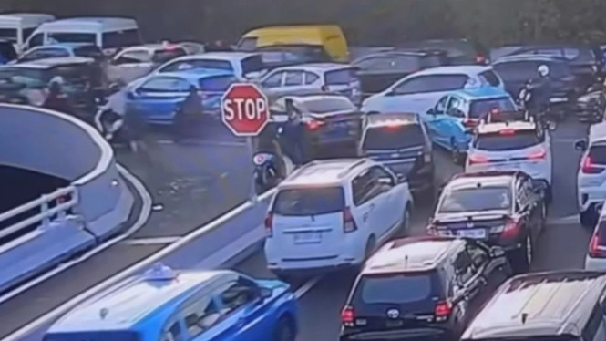 Kemacetan di Tol Bali Mandara hingga bandara.