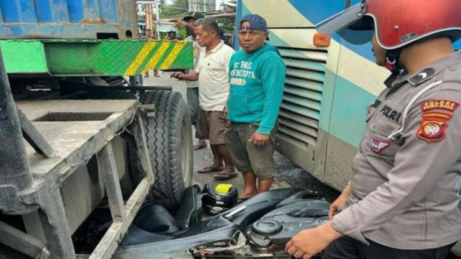 Polisi yang Rela Motornya Jadi Ganjal Bus Damri