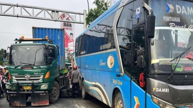 Polisi yang Rela Motornya Jadi Ganjal Bus Damri