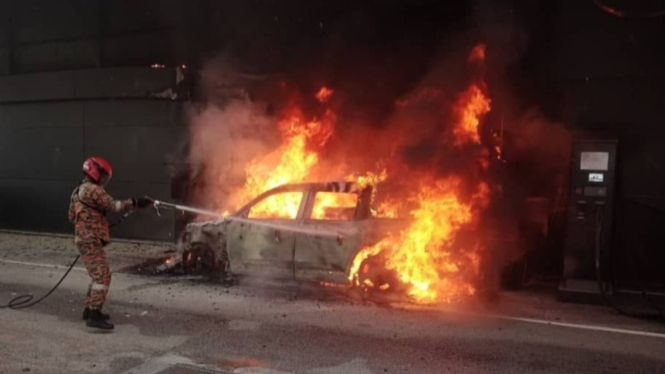 Mobil listrik Mercedes-Benz terbakar saat dicas