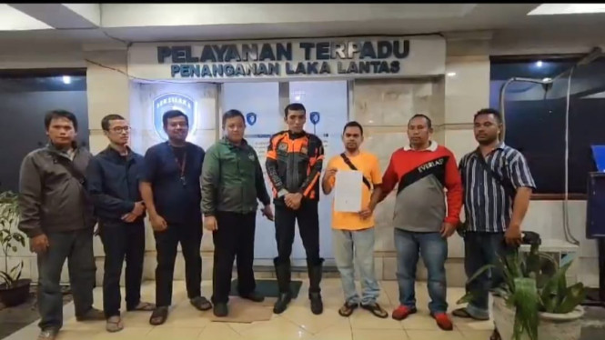 Anggota Dishub viral nemplok di kap mesin