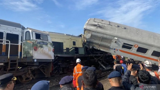 Kereta api adu banteng