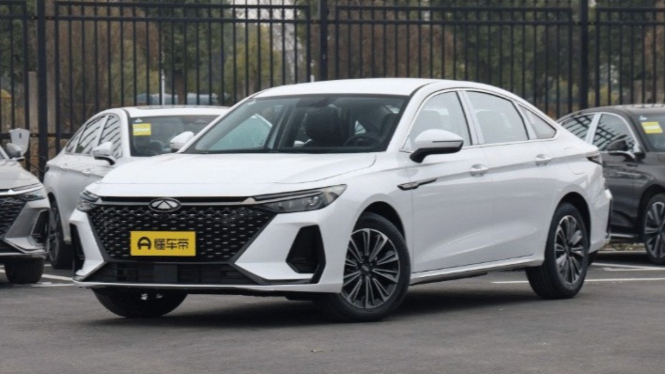 Sedan hybrid Chery Fengyun A8