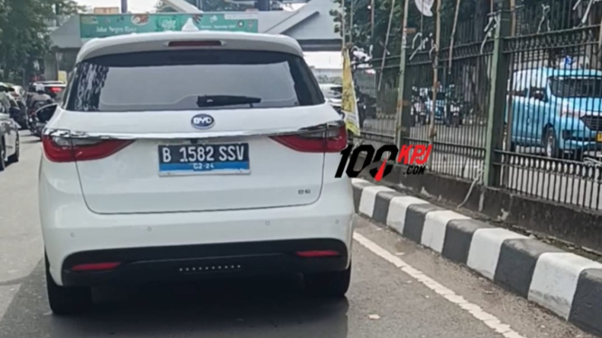 Mobil listrik BYD e6 sudah berpelat nomor