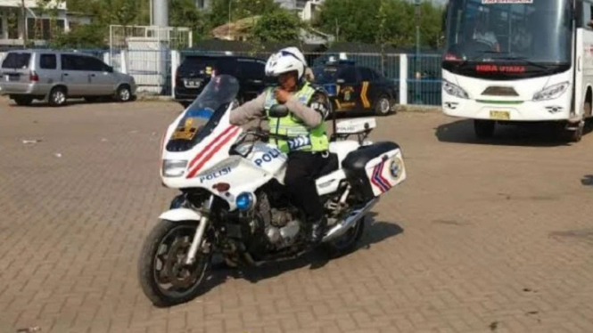 Ilustrasi pengawalan Polisi lalu lintas