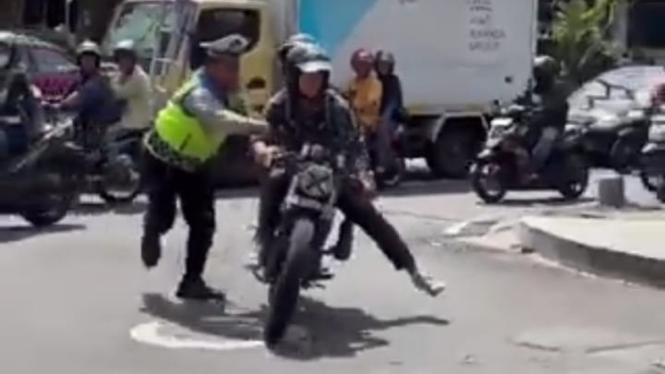 Viral petugas Polisi tilang knalpot brong
