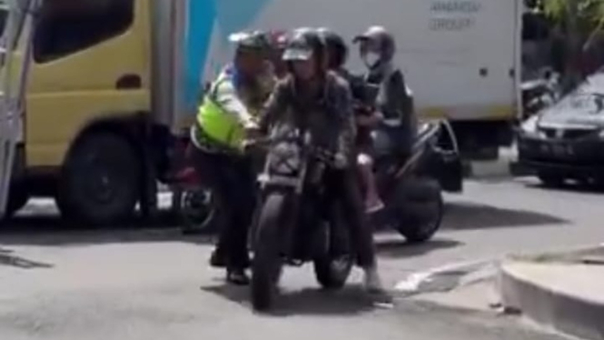 Viral petugas Polisi tilang knalpot brong