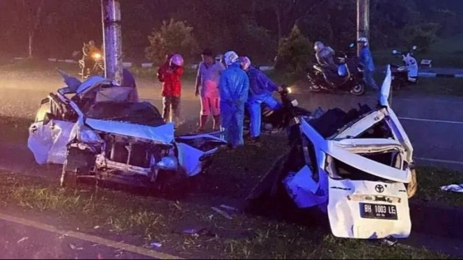 Viral mobil Veloz tabrak tiang hingga terbelah dua
