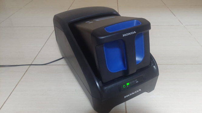 Charger baterai motor listrik Honda EM1 e:
