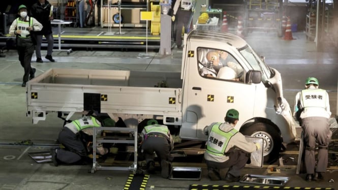 Uji tes tabrak mobil pikap Daihatsu Gran Max di Jepang