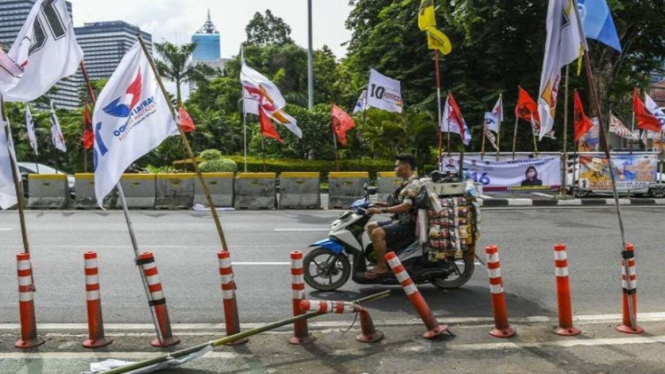 Baliho partai dan caleg saat pemilu 2024