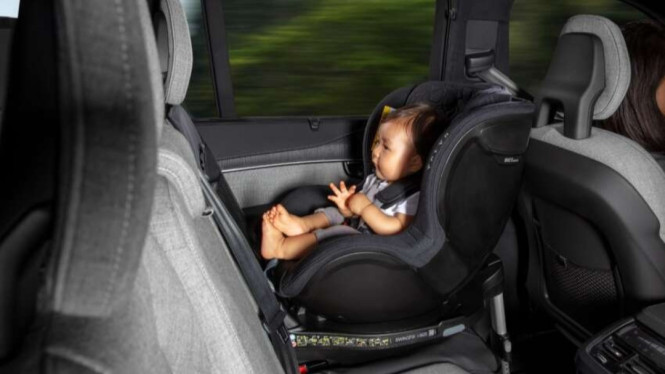 Ilustrasi anak kecil di dalam mobil