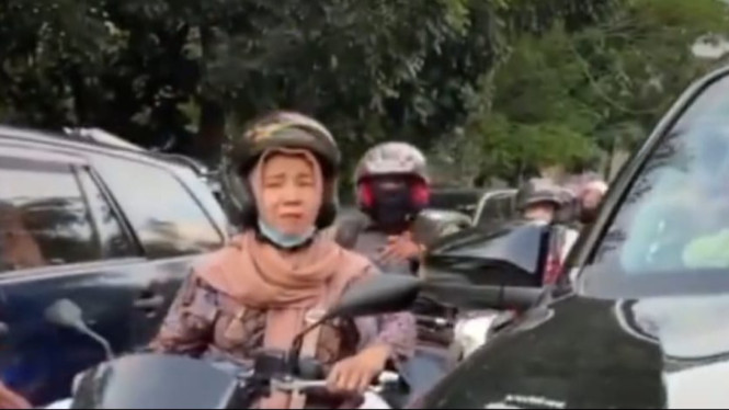 Emak-emak pengendara motor PCX