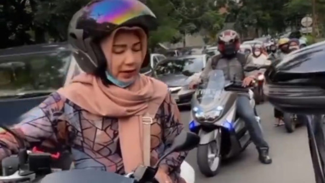 Emak-emak pengendara motor PCX