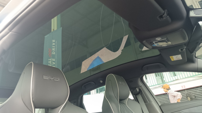 BYD Seal punya atap kaca