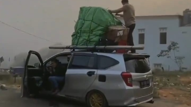 Mobil LCGC (Low Cost Green Car) angkut banyak barang.