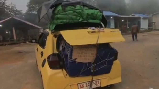 Mobil LCGC (Low Cost Green Car) angkut banyak barang.